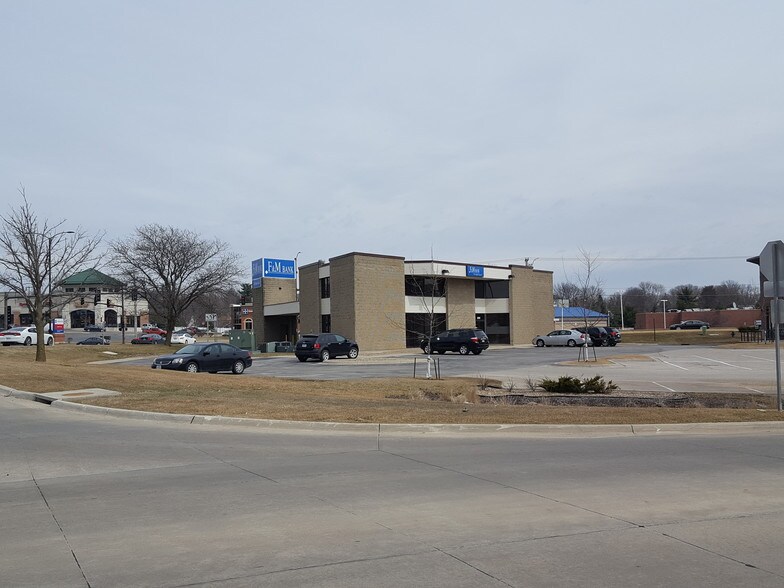 2350 Edgewood Rd SW, Cedar Rapids, IA 52404