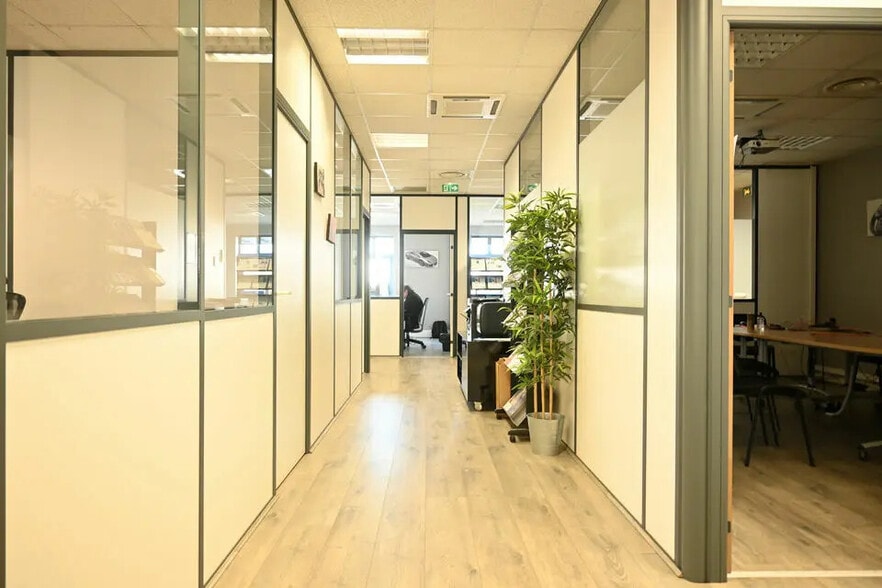 Office in Lyon for lease - Interior Photo - Image 1 of 13