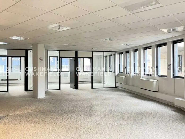 Office in Clichy for lease - Building Photo - Image 3 of 8