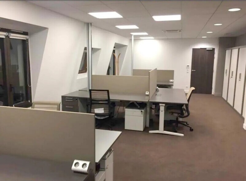 Office in Le Vésinet for lease - Interior Photo - Image 2 of 20