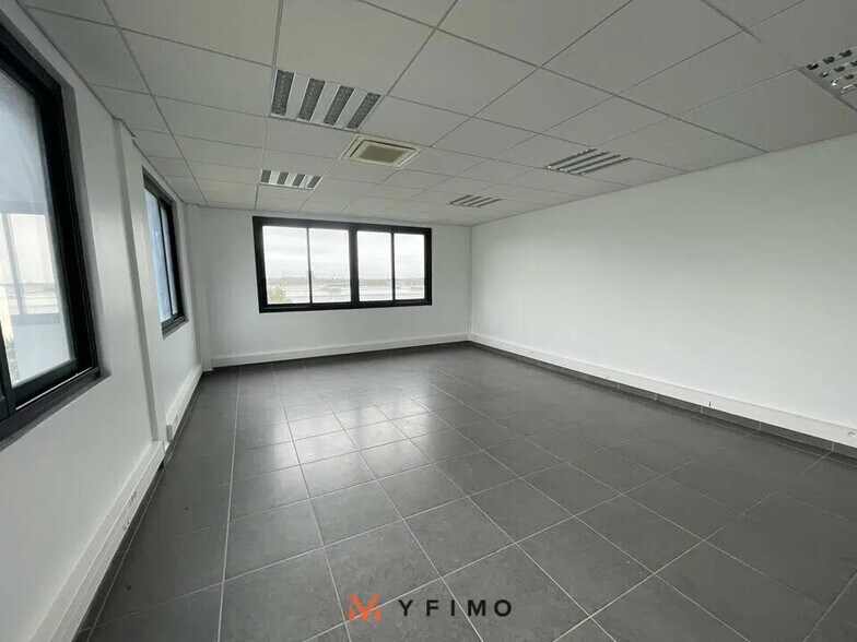 Office in Chambourcy for lease - Interior Photo - Image 3 of 6