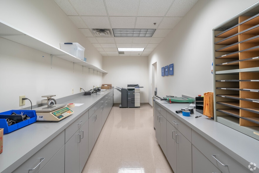 601 Campus Dr, New Brighton, MN for lease - Building Photo - Image 2 of 14