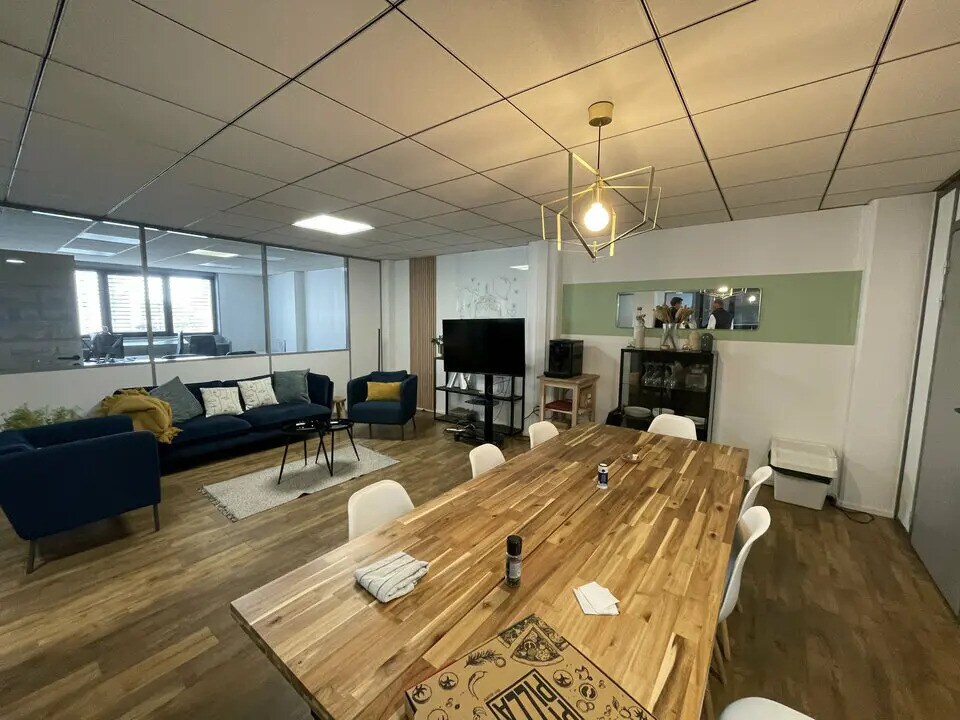Office in Villeurbanne for lease Interior Photo- Image 1 of 8