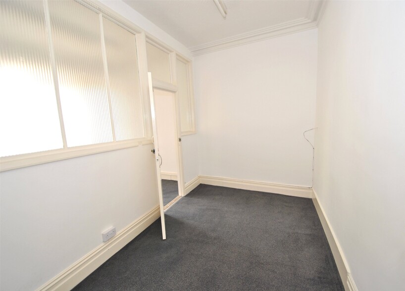 73-74 Boutport St, Barnstaple for lease - Interior Photo - Image 2 of 4