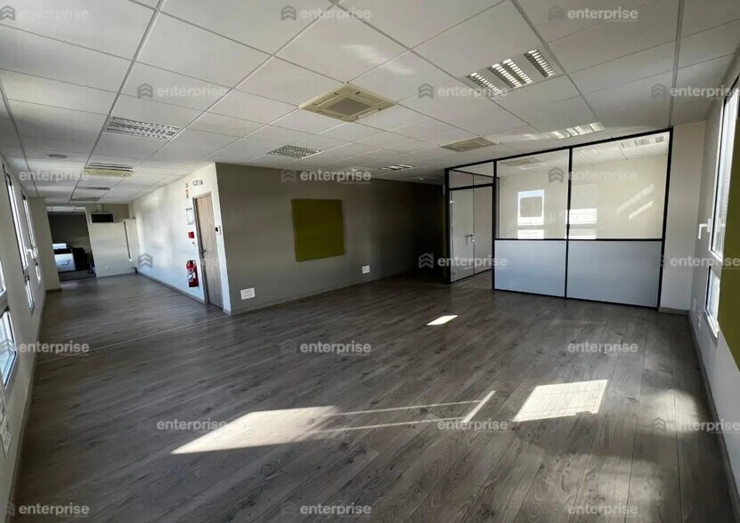 Office in Amiens for lease - Interior Photo - Image 3 of 6