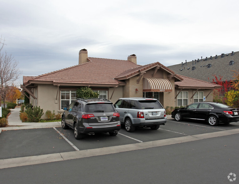 3675 Lakeside Dr, Reno, NV for lease - Building Photo - Image 2 of 8