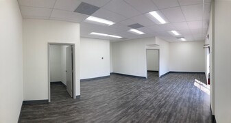 900 SF Showroom/Office in WELLINGTON! - Warehouse