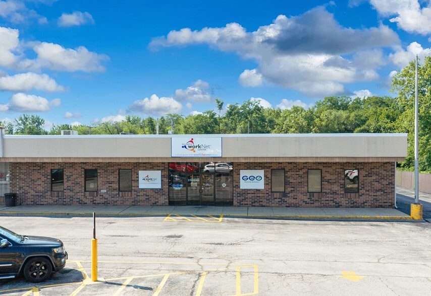 757 W Pershing Rd, Decatur, IL for sale - Building Photo - Image 1 of 9