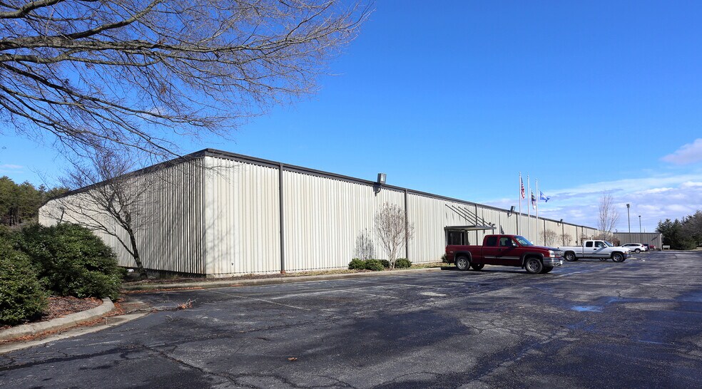 801 Fieldcrest Rd, Eden, NC for sale - Building Photo - Image 1 of 1