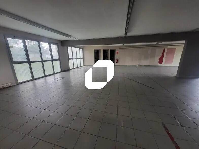 Retail in Houilles for lease - Building Photo - Image 2 of 24