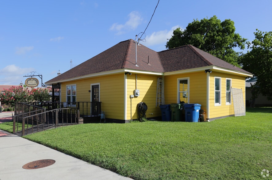 208 S Oak St, Roanoke, TX for sale - Building Photo - Image 3 of 3