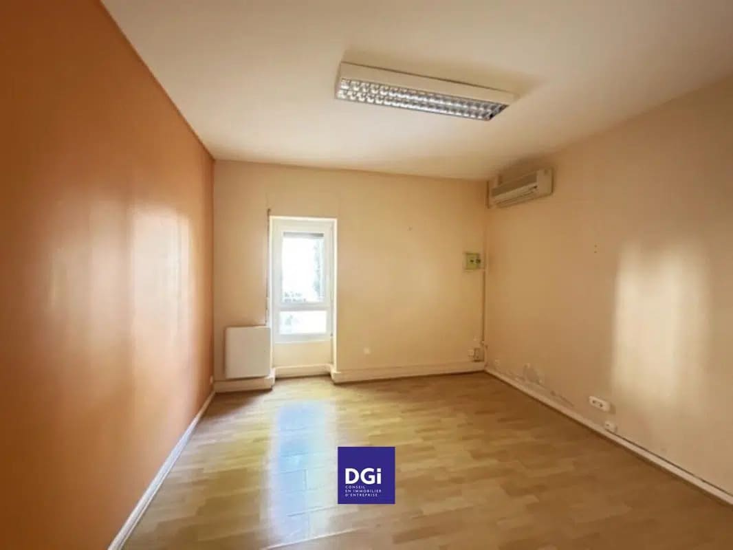 Office in Nîmes for lease Interior Photo- Image 1 of 7