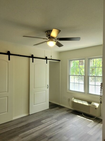 107 Feldman Dr, Easley, SC for sale - Interior Photo - Image 2 of 9