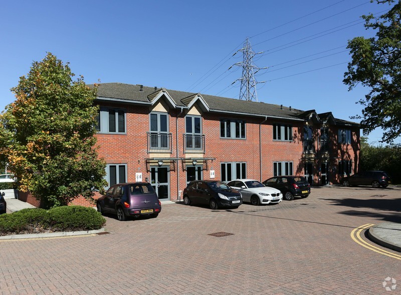 10 Cleeve Rd, Leatherhead for lease - Primary Photo - Image 1 of 3