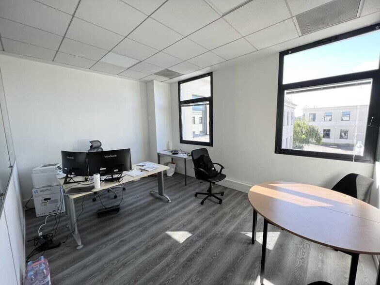 Office in Créteil for lease - Interior Photo - Image 2 of 5