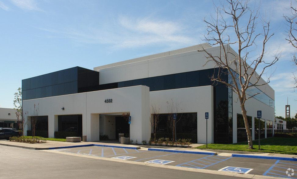 4332 Cerritos Ave, Los Alamitos, CA for lease - Building Photo - Image 2 of 5