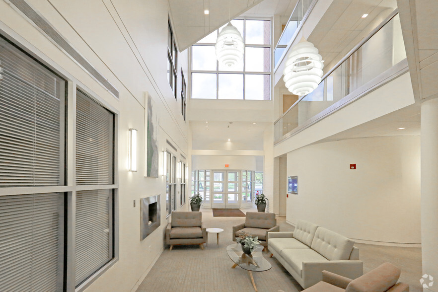 475 Kilvert St, Warwick, RI for lease - Lobby - Image 2 of 8