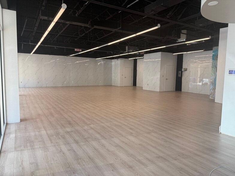 15495 Tamiami Trl N, Naples, FL for lease - Interior Photo - Image 3 of 9