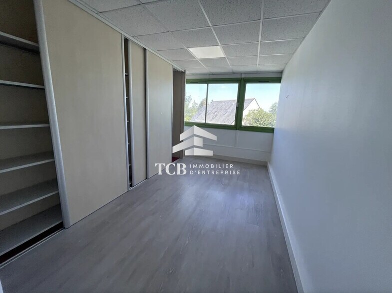 Office in Carquefou for lease - Interior Photo - Image 2 of 5