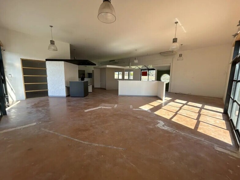 Retail in Chasseneuil-du-Poitou for lease - Interior Photo - Image 3 of 8