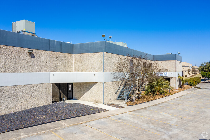 6111 Woodlake Ctr, San Antonio, TX for lease - Building Photo - Image 3 of 10