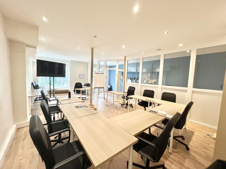 Office in Paris for lease - Building Photo - Image 2 of 9