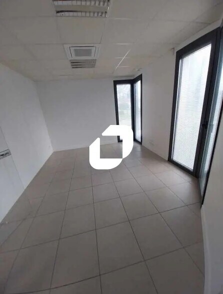 Office in Bruges for lease - Building Photo - Image 2 of 32