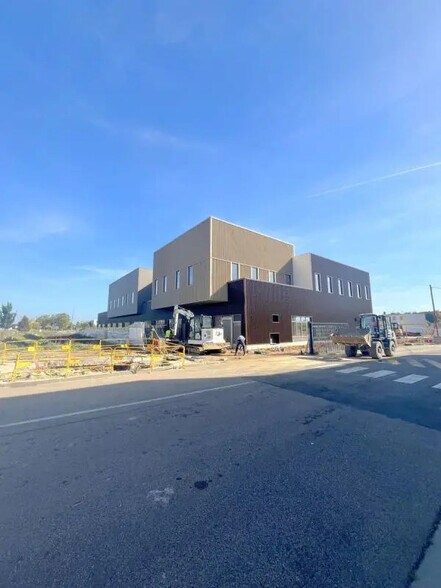 Flex in Buchelay for sale - Building Photo - Image 1 of 11