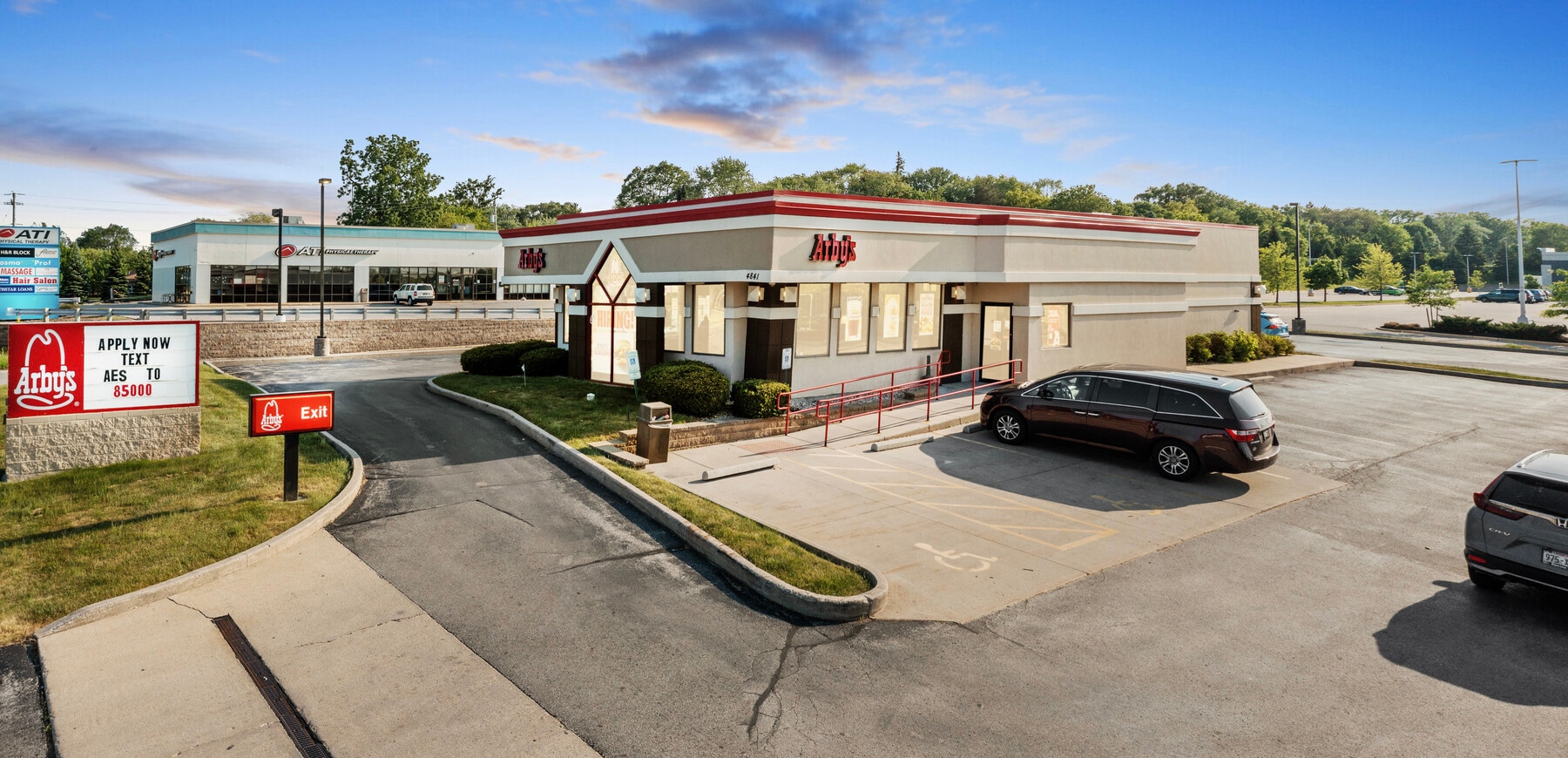 4841 S 27th St, Greenfield, WI 53221