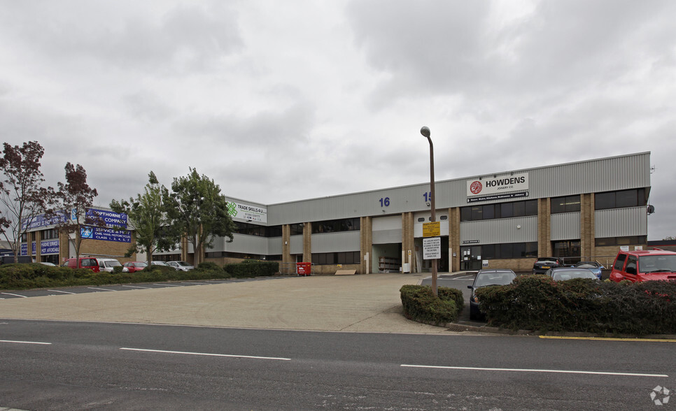 Fleming Way, Crawley for lease - Primary Photo - Image 1 of 7