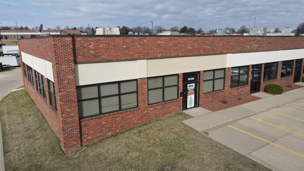 10500-10580 Justin Dr, Urbandale, IA for lease - Building Photo - Image 1 of 4