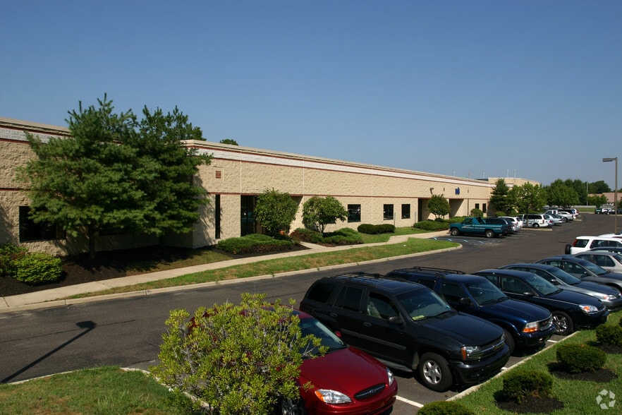 100 Grove Rd, West Deptford, NJ for lease - Building Photo - Image 1 of 8