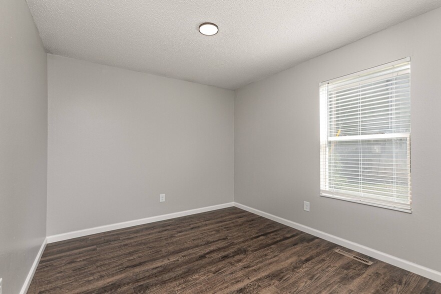 1147 Elm St, Springfield, MO for sale - Interior Photo - Image 3 of 19