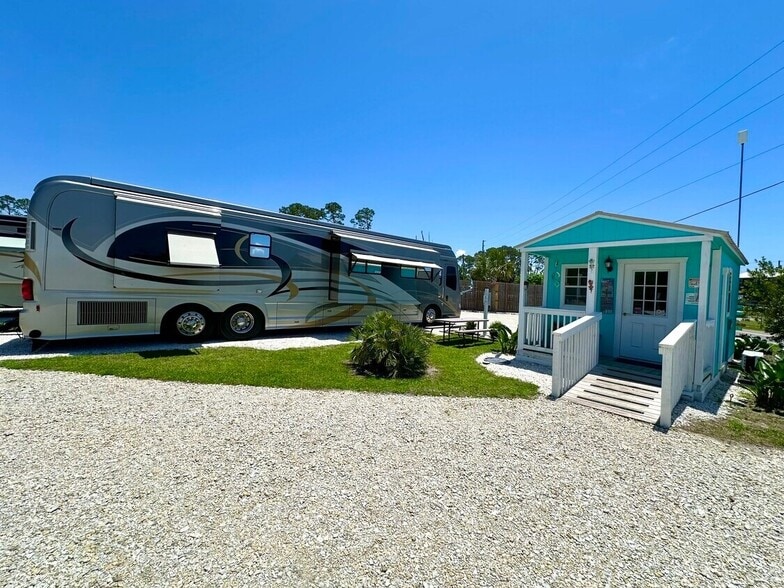 2764 Victoria Ave, Port St Joe, FL for sale - Building Photo - Image 2 of 9