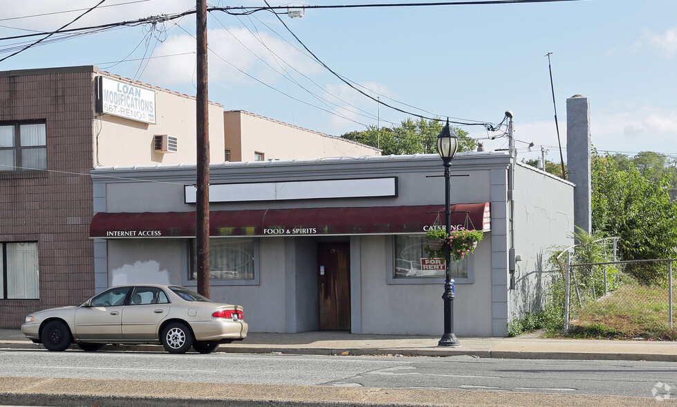 4 Buildings & Corner Vacant Lot For Sale portfolio of 5 properties for sale on LoopNet.com - Primary Photo - Image 2 of 4