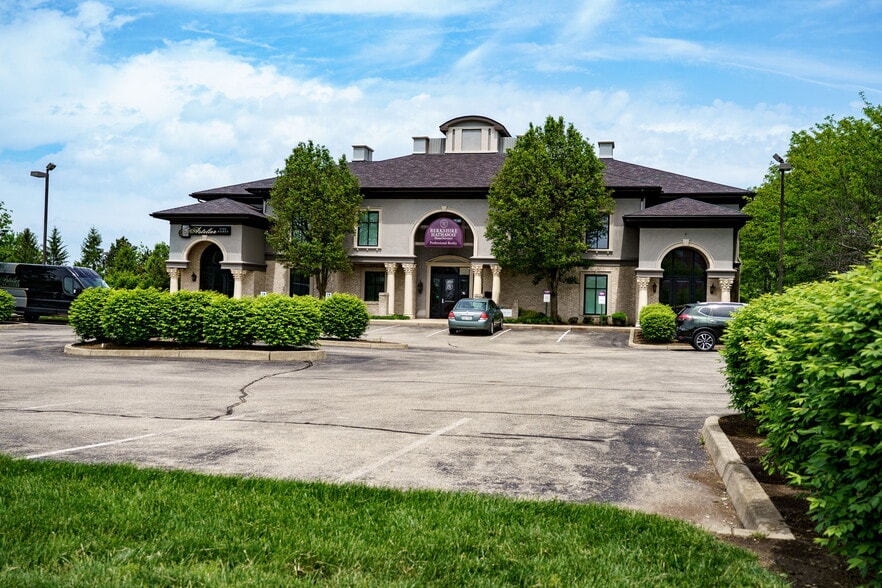 2496 Commons Blvd, Dayton, OH for sale - Building Photo - Image 2 of 14