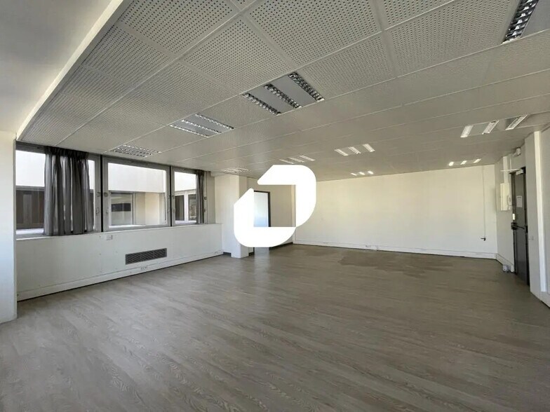 Office in Grenoble for lease - Building Photo - Image 3 of 7