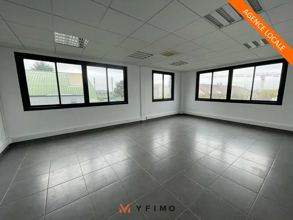 Office in Chambourcy for lease Interior Photo- Image 1 of 7