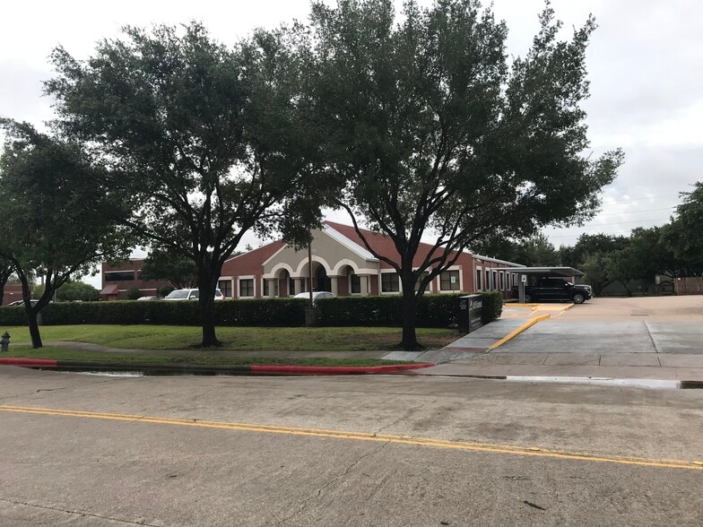 4655 Techniplex Dr, Stafford, TX for lease - Building Photo - Image 1 of 15