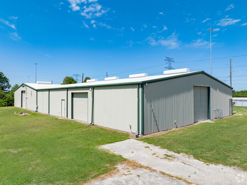 2225 N Sam Houston Pkwy W, Houston, TX for lease - Building Photo - Image 1 of 6