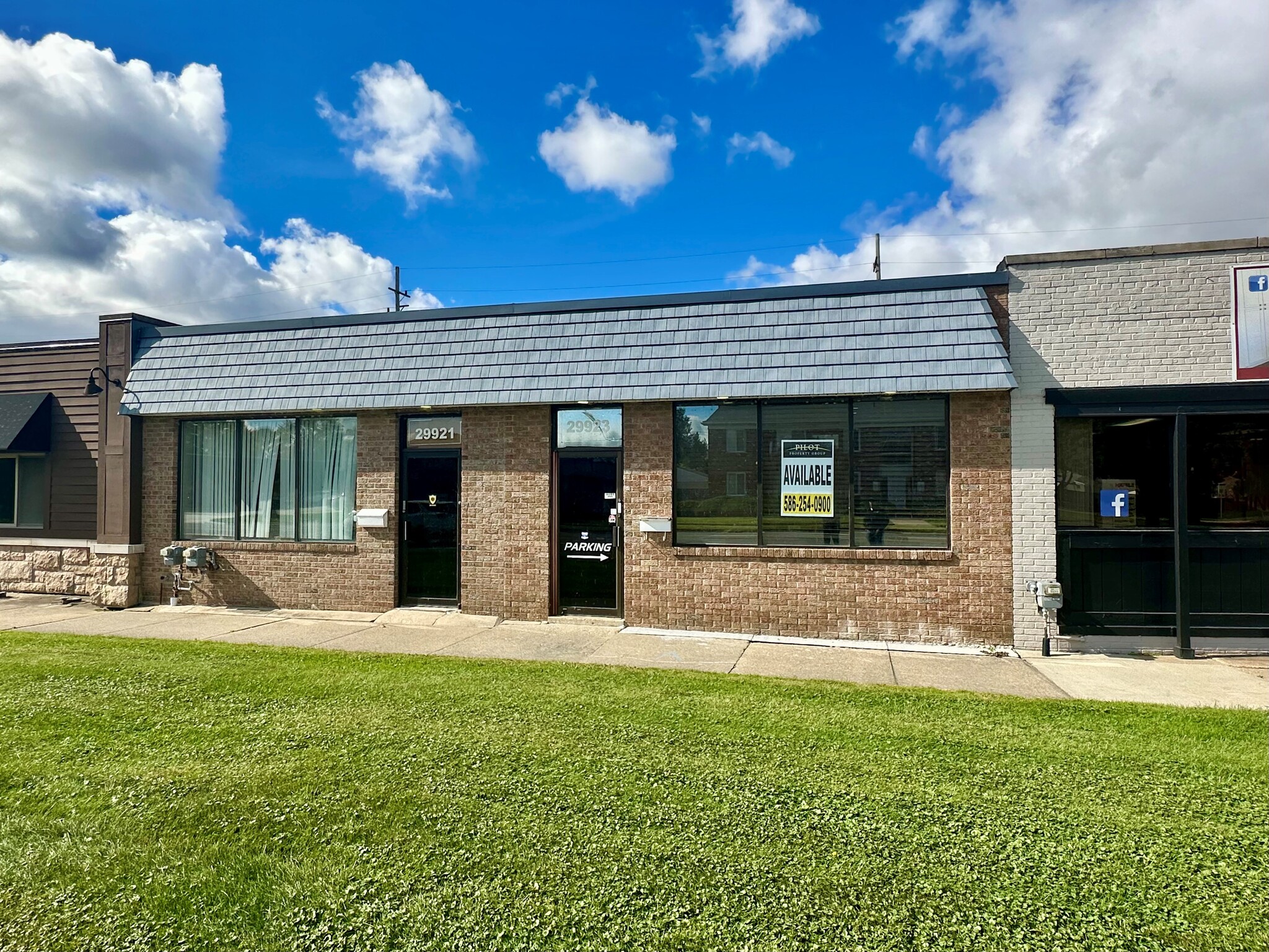 29921-29923 Harper Ave, Saint Clair Shores, MI for lease Building Photo- Image 1 of 5