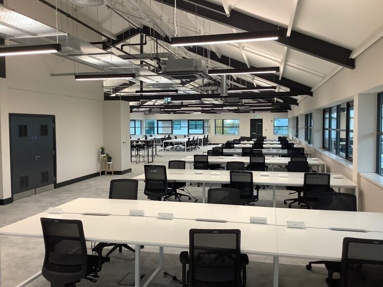 Edward Ct, Altrincham for lease - Interior Photo - Image 2 of 18