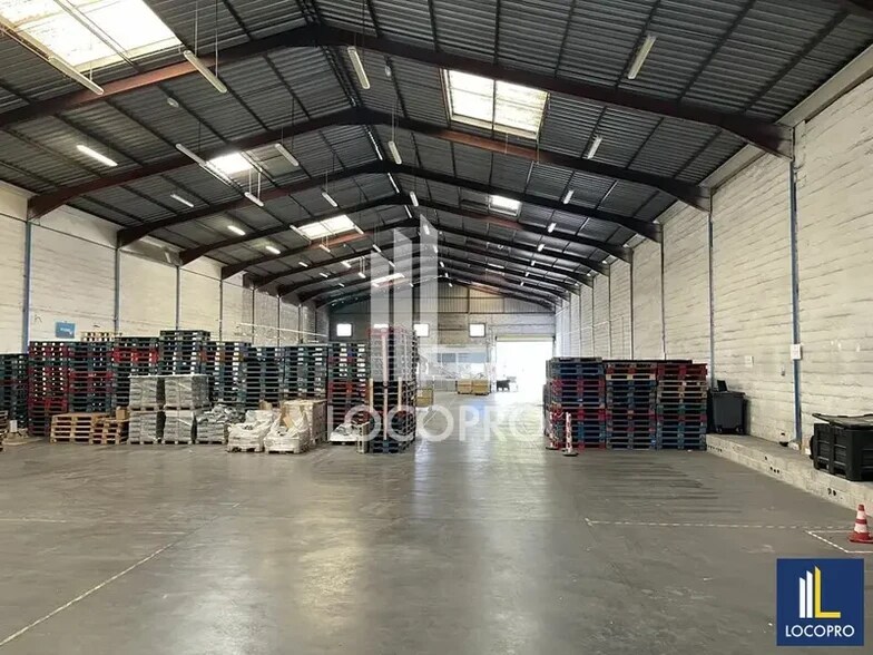 Flex in Marseille for lease - Interior Photo - Image 3 of 4