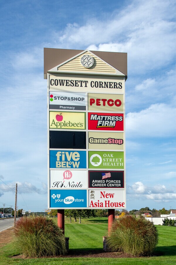 300 Quaker Ln, Warwick, RI 02886