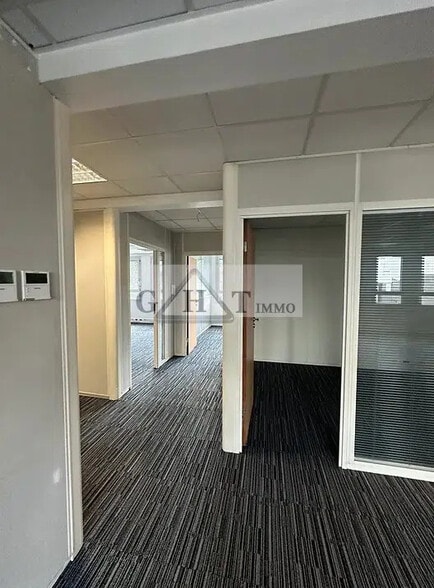 Office in Clichy for lease - Interior Photo - Image 3 of 10
