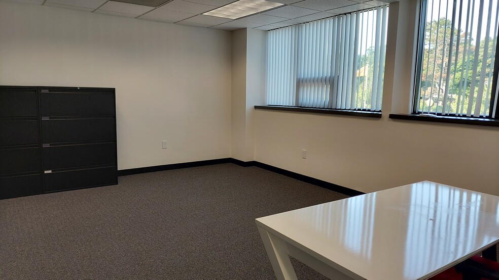 900 Cummings Ctr, Beverly, MA for lease - Interior Photo - Image 2 of 7