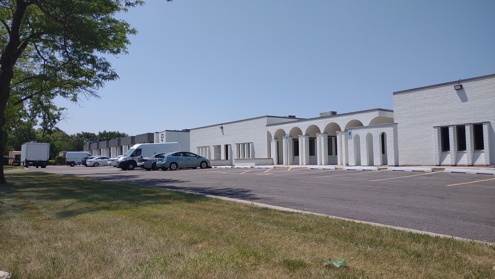 310-340 Melvin, Northbrook, IL for sale - Building Photo - Image 2 of 12