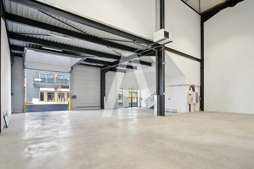 Flex in Chalifert for lease - Interior Photo - Image 1 of 5