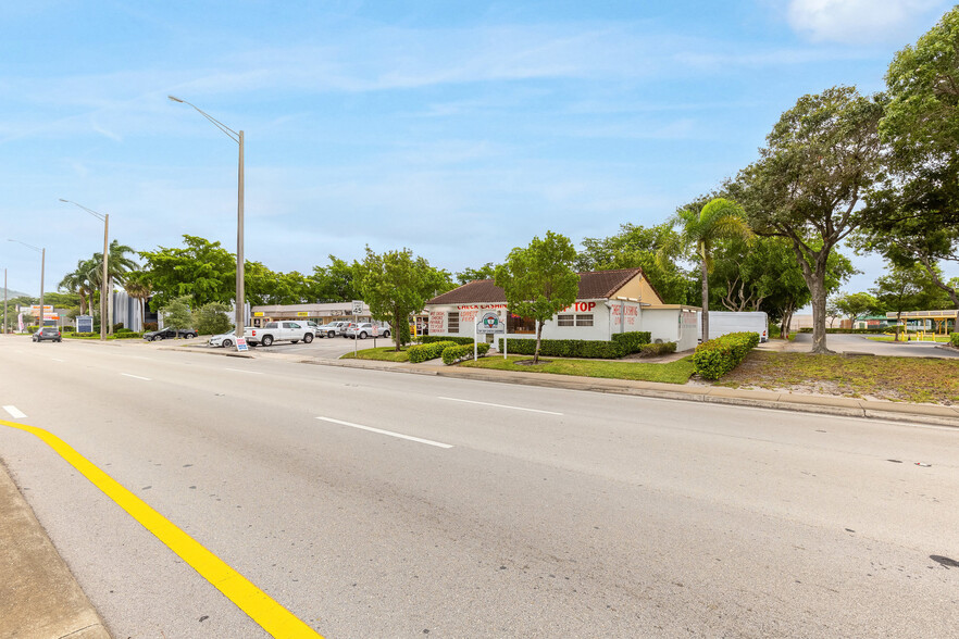 410-430 E Sample Rd, Pompano Beach, FL for lease - Building Photo - Image 3 of 11