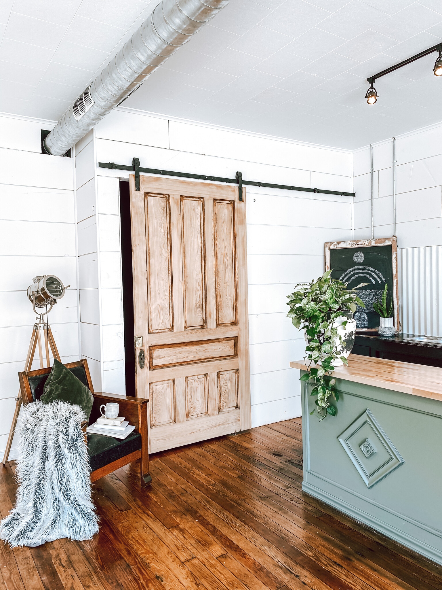 200 W Main St, Staunton, IL for lease Interior Photo- Image 1 of 6